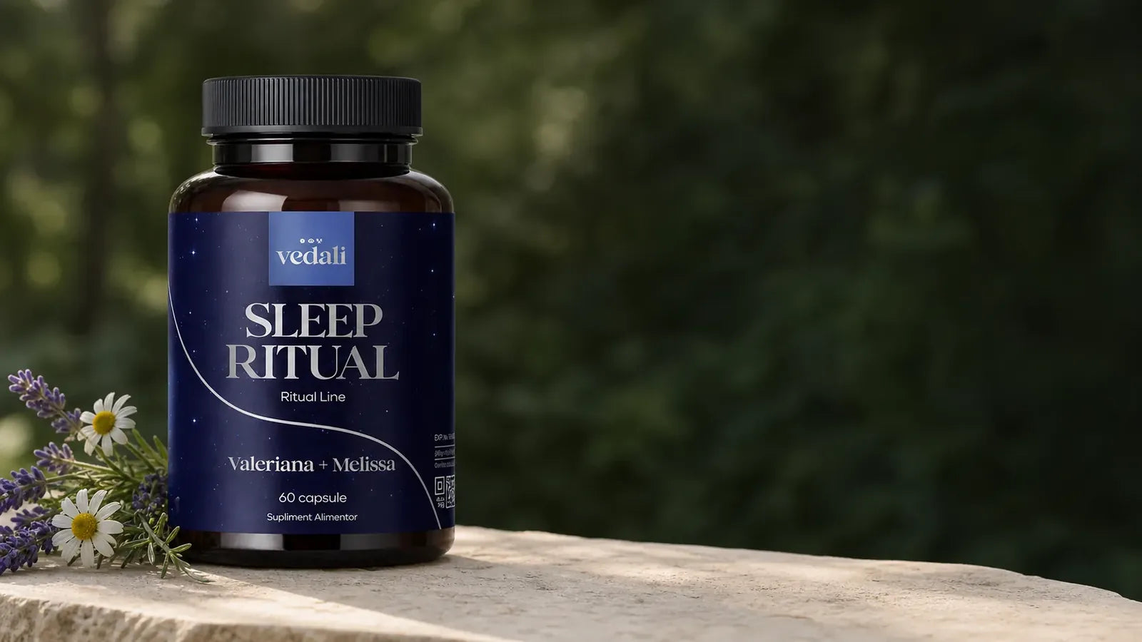 Sleep Ritual Vedali — flacon cu lavandă și mușețel, în natură